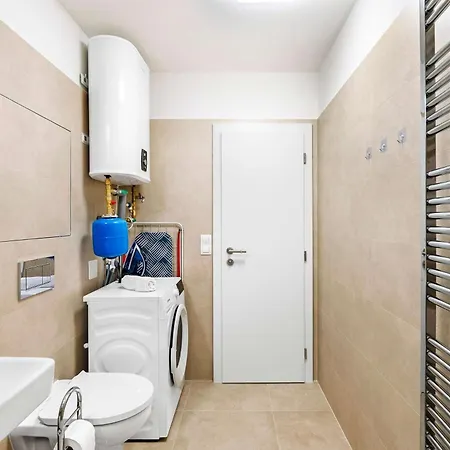 On The Main Shopping Street - Center Apartmán